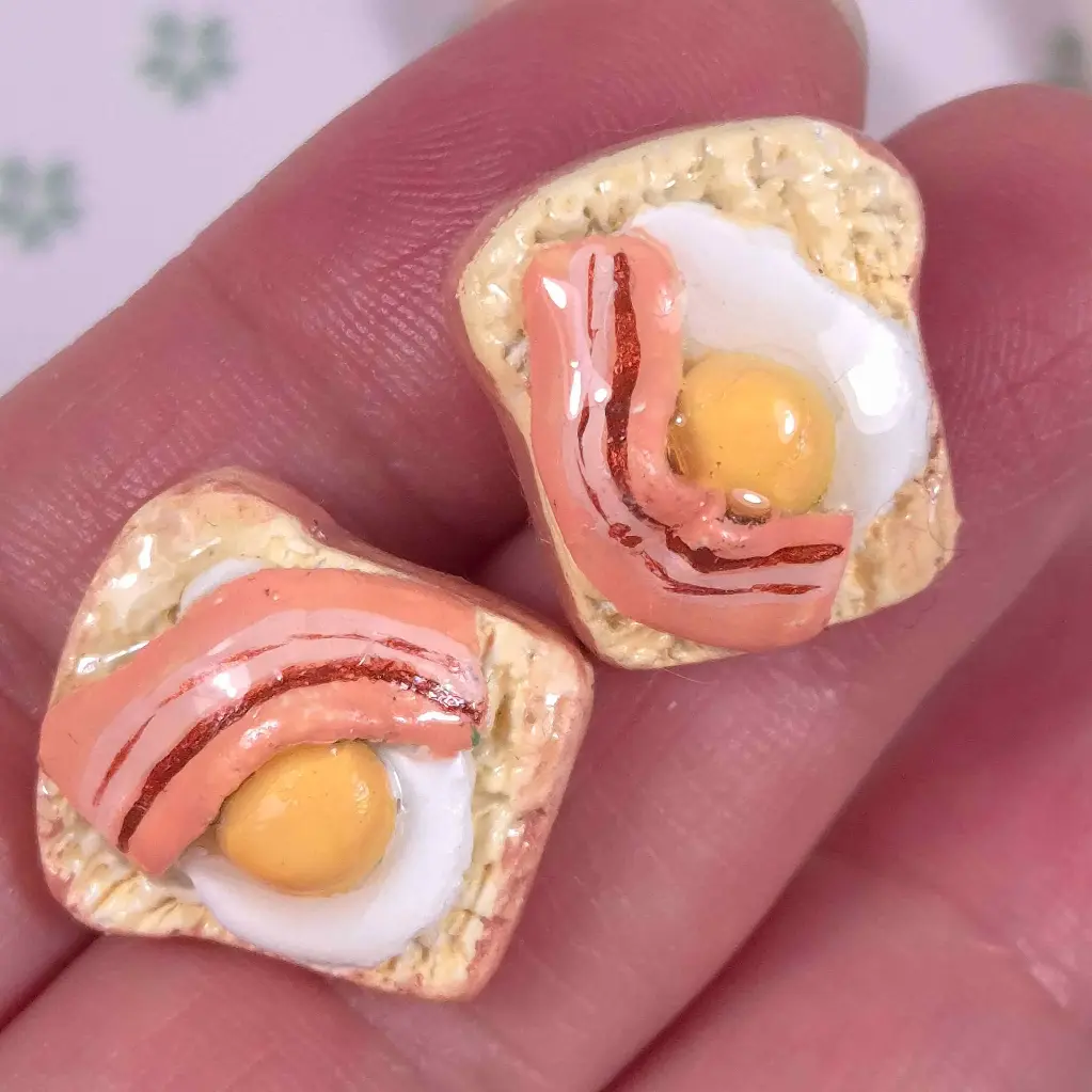 Pins Toast avec un oeuf et tranche de bacon